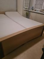 Bed met 2 losse matrassen zonder lattenbodem., Huis en Inrichting, Slaapkamer | Bedden, 160 cm, Gebruikt, Eenpersoons, Hout