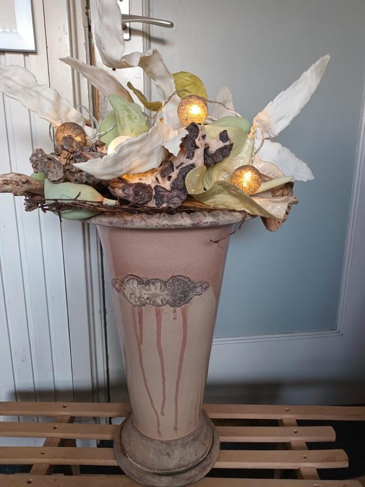 Grote vaas met kunstbloemen en lichtjes, Huis en Inrichting, Woonaccessoires | Kunstplanten en Kunstbloemen, Zo goed als nieuw