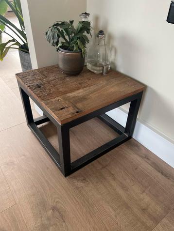 Stoere Bijzettafel - Industrieel Design beschikbaar voor biedingen