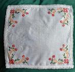 Twee geborduurde zakdoeken | Uit grootmoeders tijd, Ophalen of Verzenden