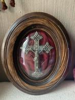 Antiek inri kruis in houten lijst achter bolglas, Antiek en Kunst, Antiek | Religie, Ophalen of Verzenden