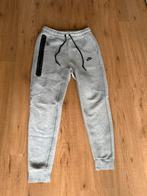 Nike tech broek s, Kleding | Heren, Sportkleding, Ophalen of Verzenden, Zo goed als nieuw, Grijs, Algemeen