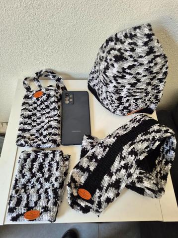 Zelfgehaakte Muts, Sjaal, Handwarmers & Telefoontasje  beschikbaar voor biedingen