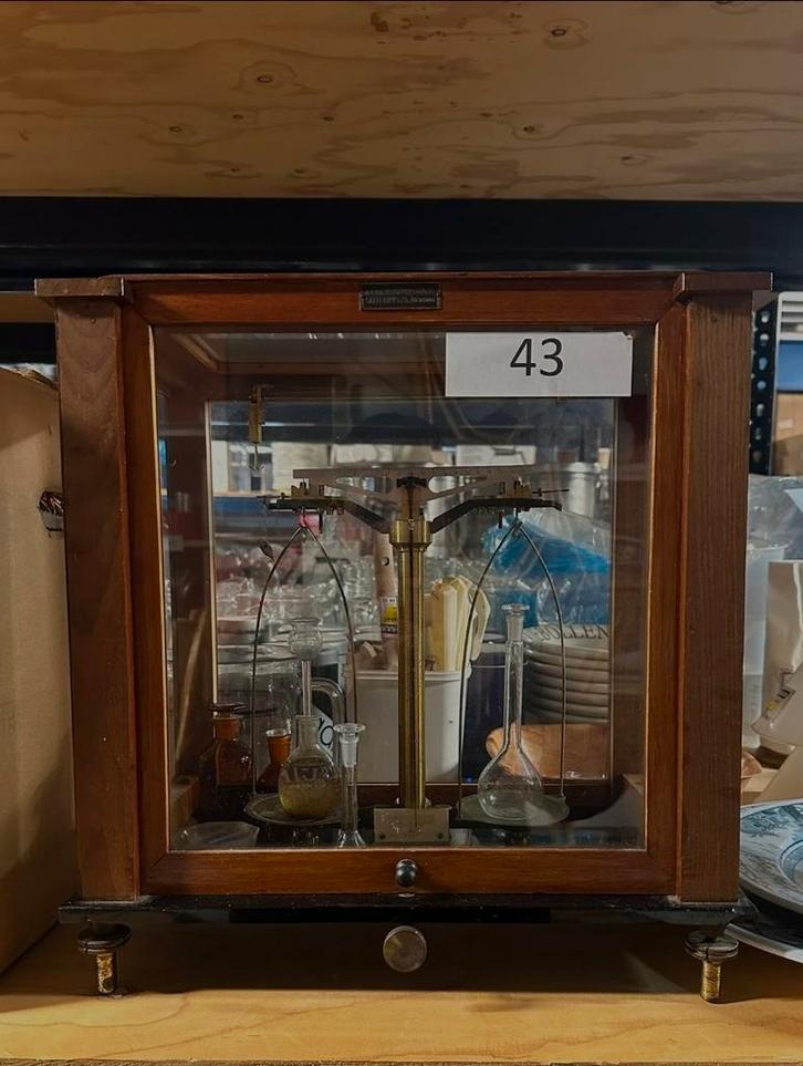 Antieke apothekerskast met balans en glaswerk, Antiek en Kunst, Antiek | Gereedschap en Instrumenten, Ophalen of Verzenden