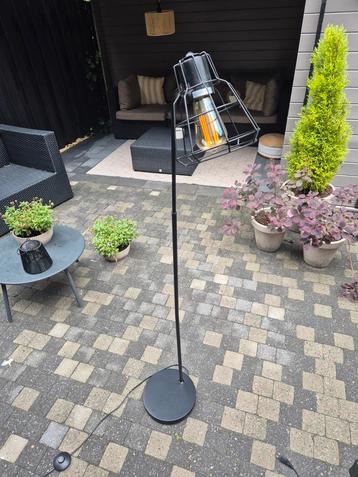 Zwarte vloerlamp ( industrieel)