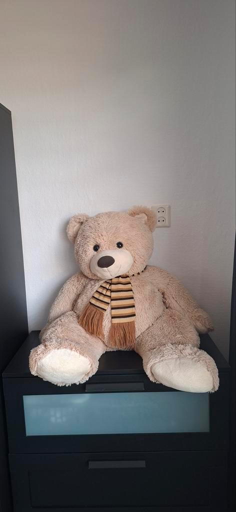 Grote Teddybeer met sjaal, Kinderen en Baby's, Speelgoed | Knuffels en Pluche, Nieuw, Beer, Ophalen of Verzenden