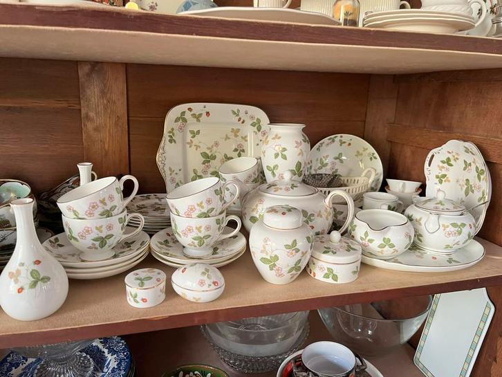 Wedgewood Wild Strawberry Servies, Antiek en Kunst, Antiek | Servies compleet, Ophalen of Verzenden