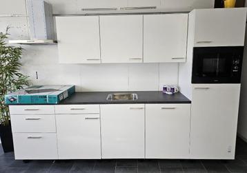NIEUWE KEUKENS OUTLET VERKOOP OP=OP / INNOVARE OUTLET beschikbaar voor biedingen