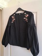 Leuke zwarte blouse met bloemen en ballon mouwen maat 36 S, Kleding | Dames, Blouses en Tunieken, Ophalen of Verzenden, Zo goed als nieuw