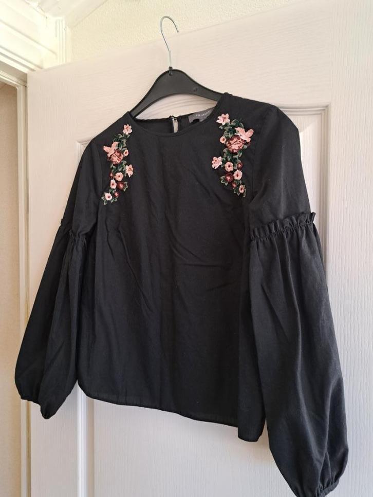 Leuke zwarte blouse met bloemen en ballon mouwen maat 36 S, Kleding | Dames, Blouses en Tunieken, Zo goed als nieuw, Maat 36 (S)