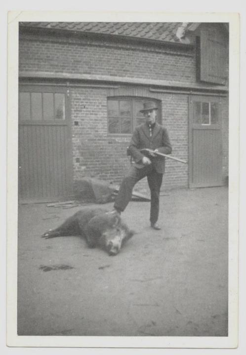 Foto Jager met geschoten wild, Verzamelen, Foto's en Prenten, Nieuw, Foto, Dier, Verzenden