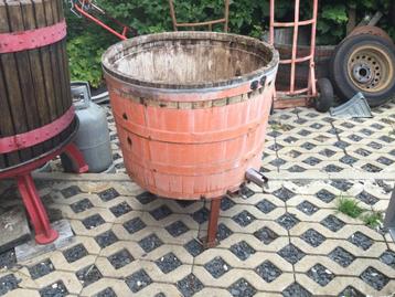 Oude houten wasmachine als bloembak beschikbaar voor biedingen