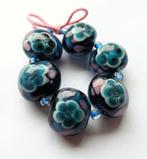 Blauw / Turquoise handgemaakte Lampwork glaskralen met bloem, Nieuw, Kraal, Ophalen of Verzenden