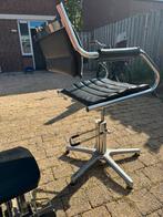 Kappersstoel en voetensteun in goede staat!!, Ophalen, Gebruikt, Kappersstoel, Zwart