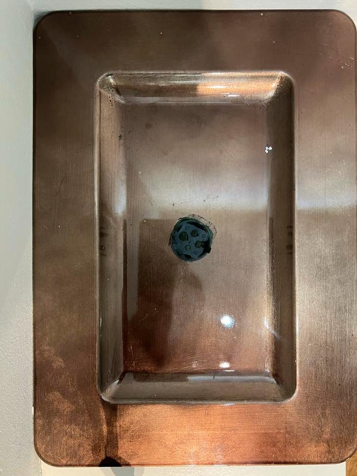 Rechthoekige brons-/goudkleurige schaal voor bloemwerk., Huis en Inrichting, Woonaccessoires | Schalen en Manden, Gebruikt, Schaal