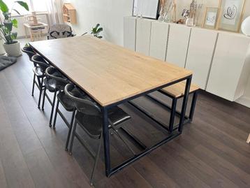 Tafel en bank met eikenhouten blad en stalen onderstel beschikbaar voor biedingen