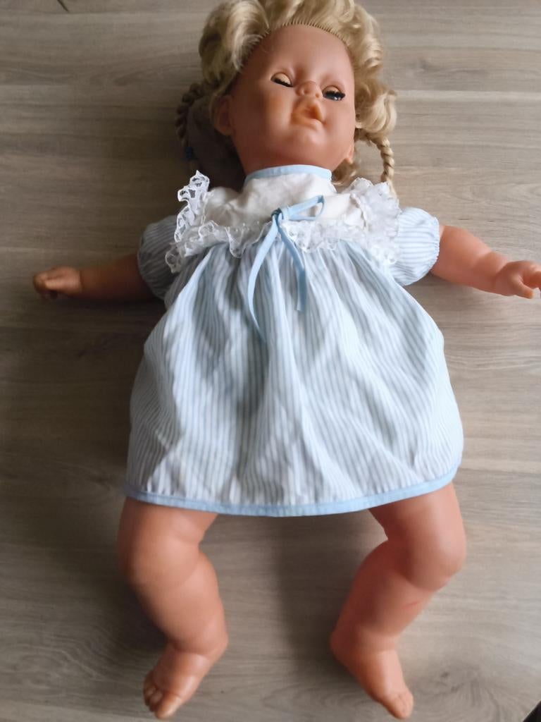 Vintage Babypop met Blauwe Jurk 60 cm., Kinderen en Baby's, Speelgoed | Poppen, Ophalen of Verzenden, Gebruikt, Babypop