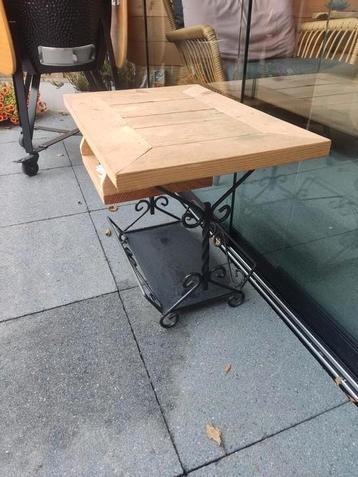 Leuke bijzettafel met vak. Blad 40x60cm beschikbaar voor biedingen