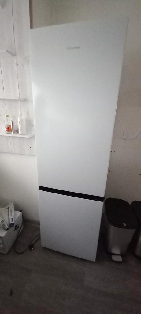 Koelvriescombinatie hisense RB329N4AWE als nieuw, Witgoed en Apparatuur, Koelkasten en IJskasten, Zo goed als nieuw, Met vriesvak