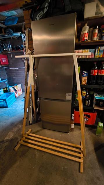 Houten kledingrek (vlooienmarkt?) beschikbaar voor biedingen