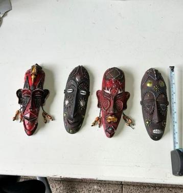 4 kleine beeldjes beschikbaar voor biedingen