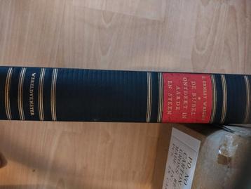 De bijbel ontdekt in aarde en steen beschikbaar voor biedingen