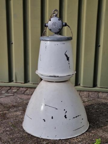 industriële fabriekslamp uit Tsjechië  Elektrosvit vintage beschikbaar voor biedingen