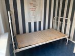 Vintage wit spijlen eenpersoonsbed met matrasbeschermer, Huis en Inrichting, Ophalen, Gebruikt, 90 cm, Eenpersoons