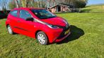 Toyota Aygo 1.0 VVT-i x-fun 69pk 5D 2018 Rood, Auto's, Voorwielaandrijving, Stof, 4 stoelen, Origineel Nederlands