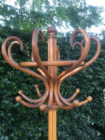 Grote antieke Thonet bentwood staande kapstok beschikbaar voor biedingen