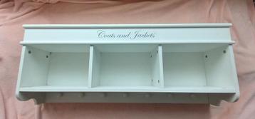 Witte kapstok met vakken voor mandjes oid beschikbaar voor biedingen