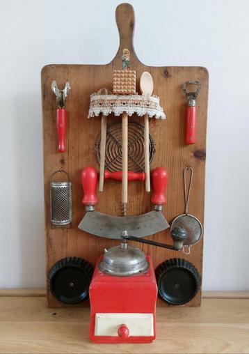 Unieke brocante snijplank/broodplank met antiek keukengerei beschikbaar voor biedingen