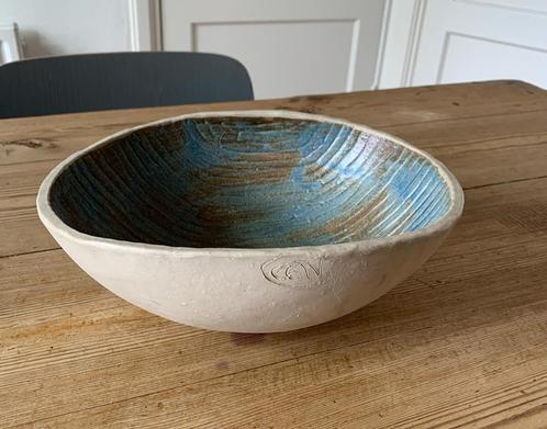 Handgemaakte schaal met blauwe binnenzijde – gesigneerd, Antiek en Kunst, Antiek | Keramiek en Aardewerk, Ophalen of Verzenden