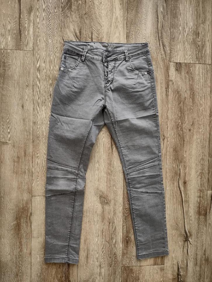 Prachtige grijze broek met kniestukken van So Soire, maat 27, Kleding | Dames, Broeken en Pantalons, Zo goed als nieuw, Maat 34 (XS) of kleiner