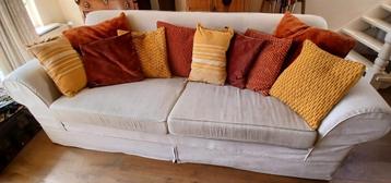 Bank met twee stoelen