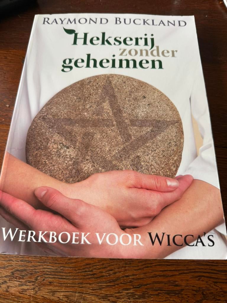 Hekserij zonder geheimen- Raymond Buckland, Boeken, Ophalen of Verzenden, Zo goed als nieuw, Spiritualiteit algemeen, Overige typen