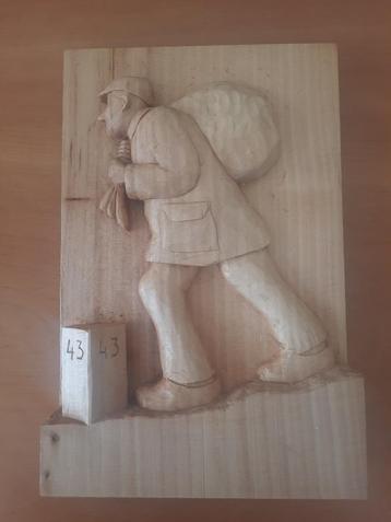 Houtsnijwerk man met zak op de rug beschikbaar voor biedingen