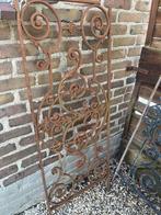 Brocante Franse sierlijk roestbruin gietijzeren rek, Tuin en Terras, Ophalen, Gebruikt, Sierhekwerk, IJzer