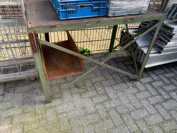 Werkbank met metalen frame houten blad beschikbaar voor biedingen