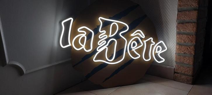 Zeldzame lichtreclame la Bête bier, Verzamelen, Merken en Reclamevoorwerpen, Nieuw, Lichtbak of (neon) lamp, Ophalen of Verzenden