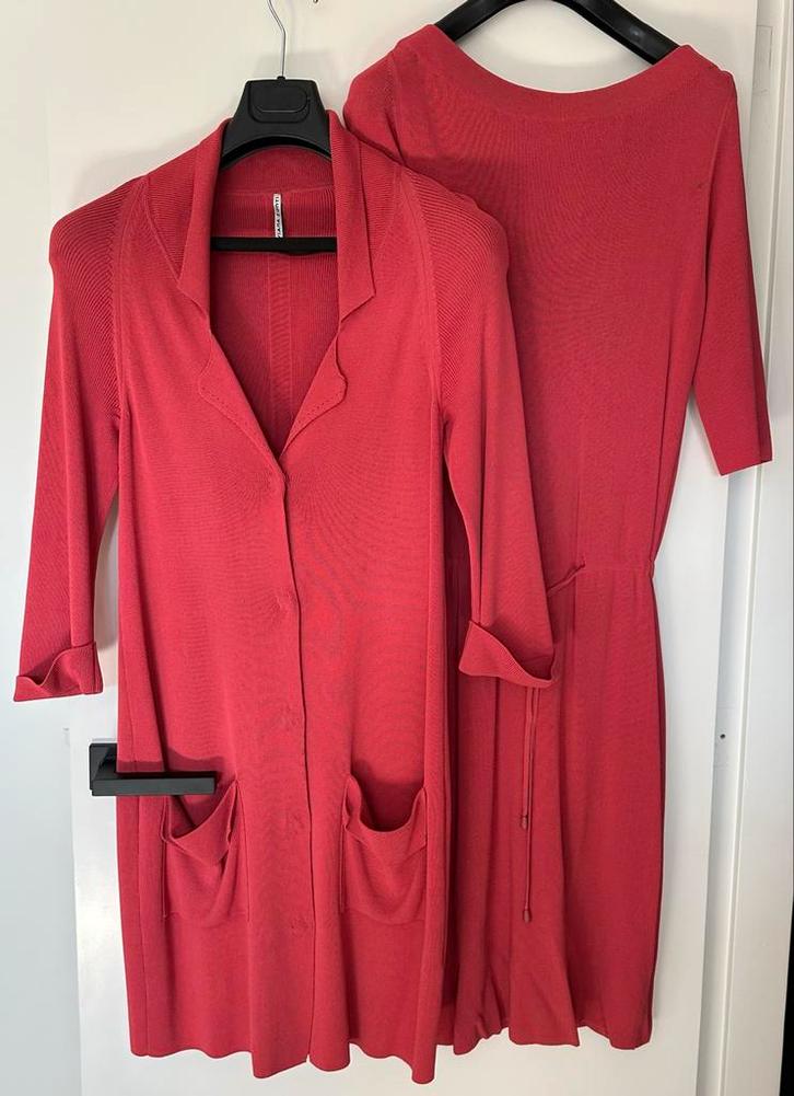 Liviana Conti - Koraal Roze Gebreide Set | Maat 42, Kleding | Dames, Jurken, Zo goed als nieuw, Maat 42/44 (L), Roze, Knielengte