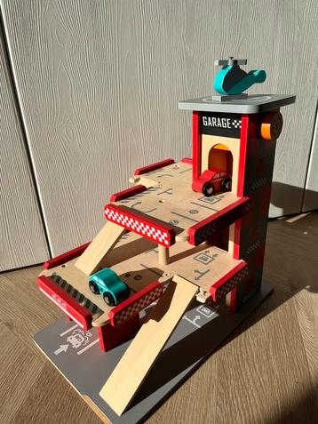 Autogarage van hout beschikbaar voor biedingen