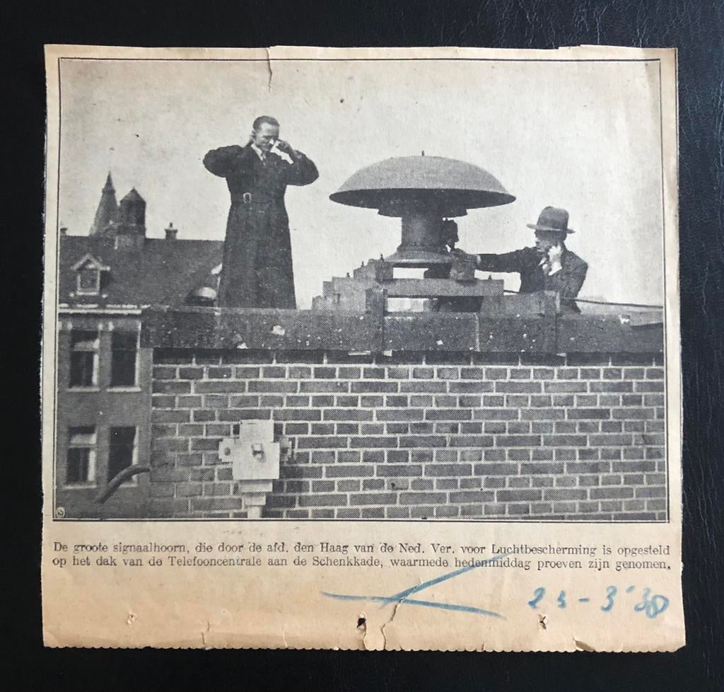 Krantenknipsel Grote Signaalhoorn Luchtbescherming Den Haag, Verzamelen, Militaria | Tweede Wereldoorlog, Verzenden, Landmacht