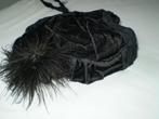 Antiek, zwart, fluwelen hoedje met zijlinten., Antiek en Kunst, Antiek | Kleding en Accessoires, Ophalen of Verzenden, Dames