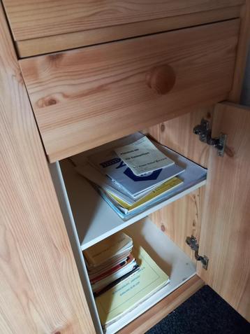 Grenen kast beschikbaar voor biedingen