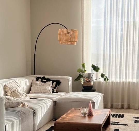 Staande lamp met kap van geweven papier., Huis en Inrichting, Lampen | Vloerlampen, Gebruikt, 150 tot 200 cm, Metaal, Ophalen