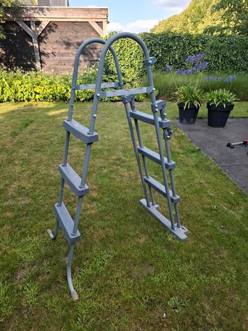 Bestway zwembadtrap, 107 cm hoog,  beschikbaar voor biedingen