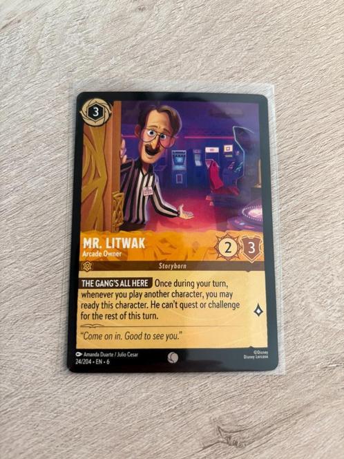 Mr. Litwak - Arcade Owner 024/204 | Azurite Sea | Lorcana, Hobby en Vrije tijd, Verzamelkaartspellen | Overige, Nieuw, Losse kaart