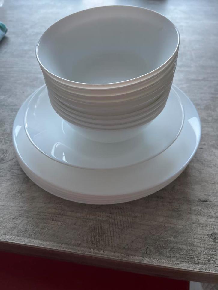 Wit Servies - Borden en Kommen, Huis en Inrichting, Keuken | Servies, Zo goed als nieuw, Bord(en), Effen, Aardewerk, Ophalen of Verzenden