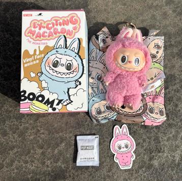 Exciting macaron labubu - Lychee Berry beschikbaar voor biedingen